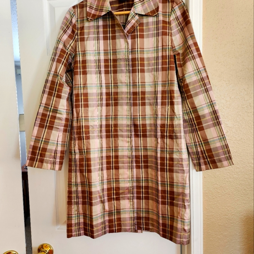 Gap rain coat.